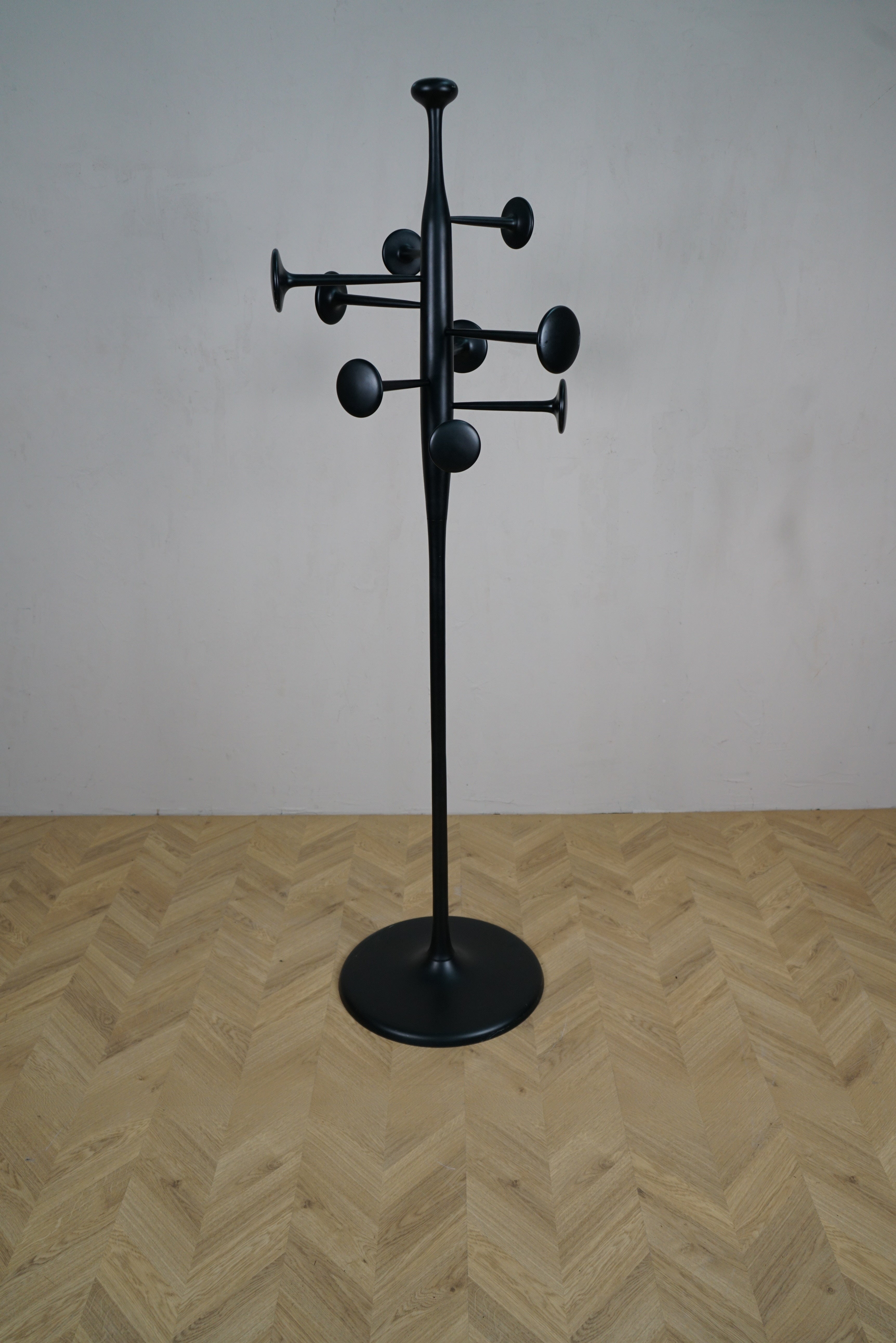 Mater Trumpet stumtjener designet af Space Copenhagen i sortlakeret aluminium set forfra.